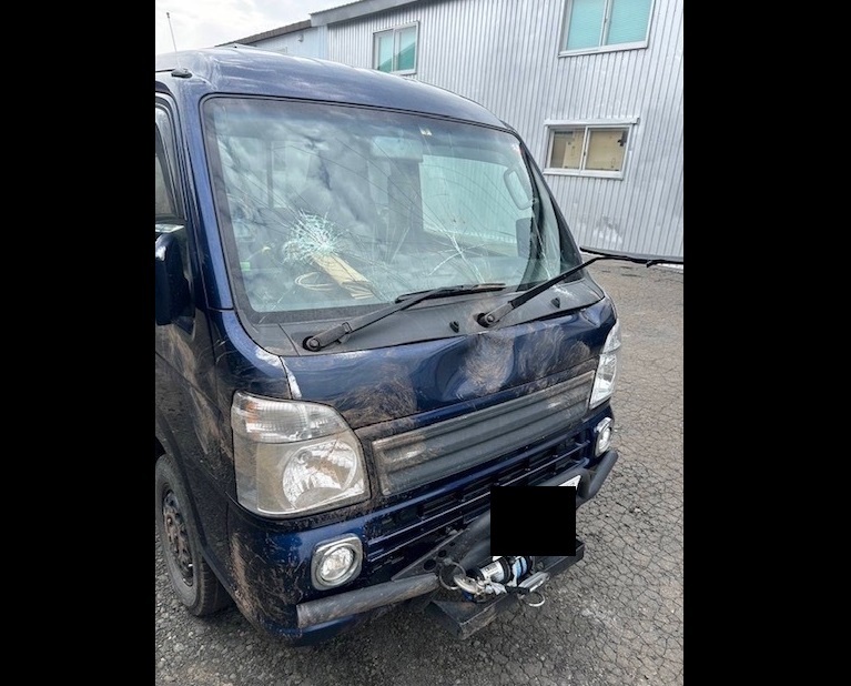 ヒグマに襲われた軽トラ(撮影:視聴者)