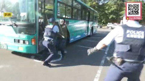 警察官が犯人を制圧