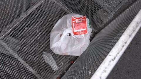 ルールを守らないと、このようにシールが張られ放置される　誰が捨てたのか？