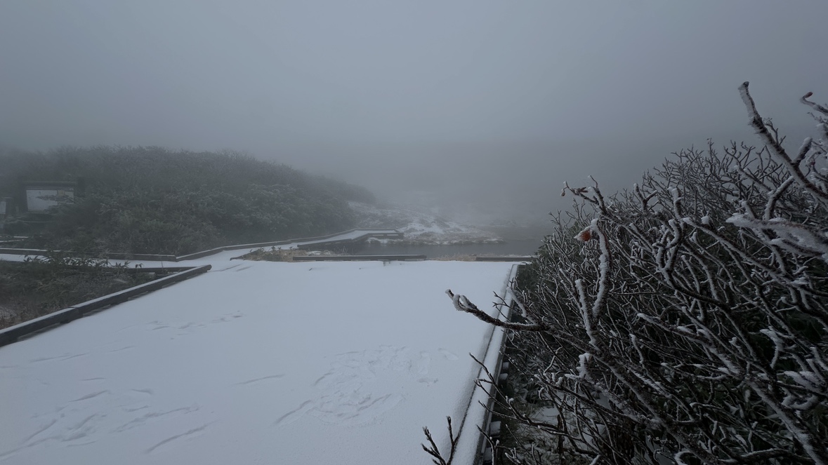 雪が積もった旭岳