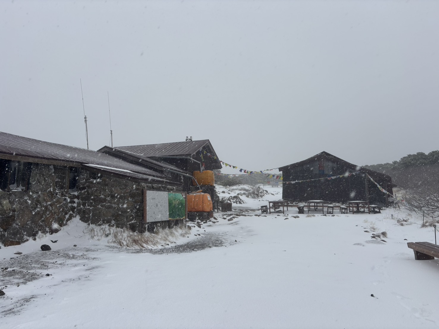 雪が積もった黒岳石室(提供:黒岳石室管理人)