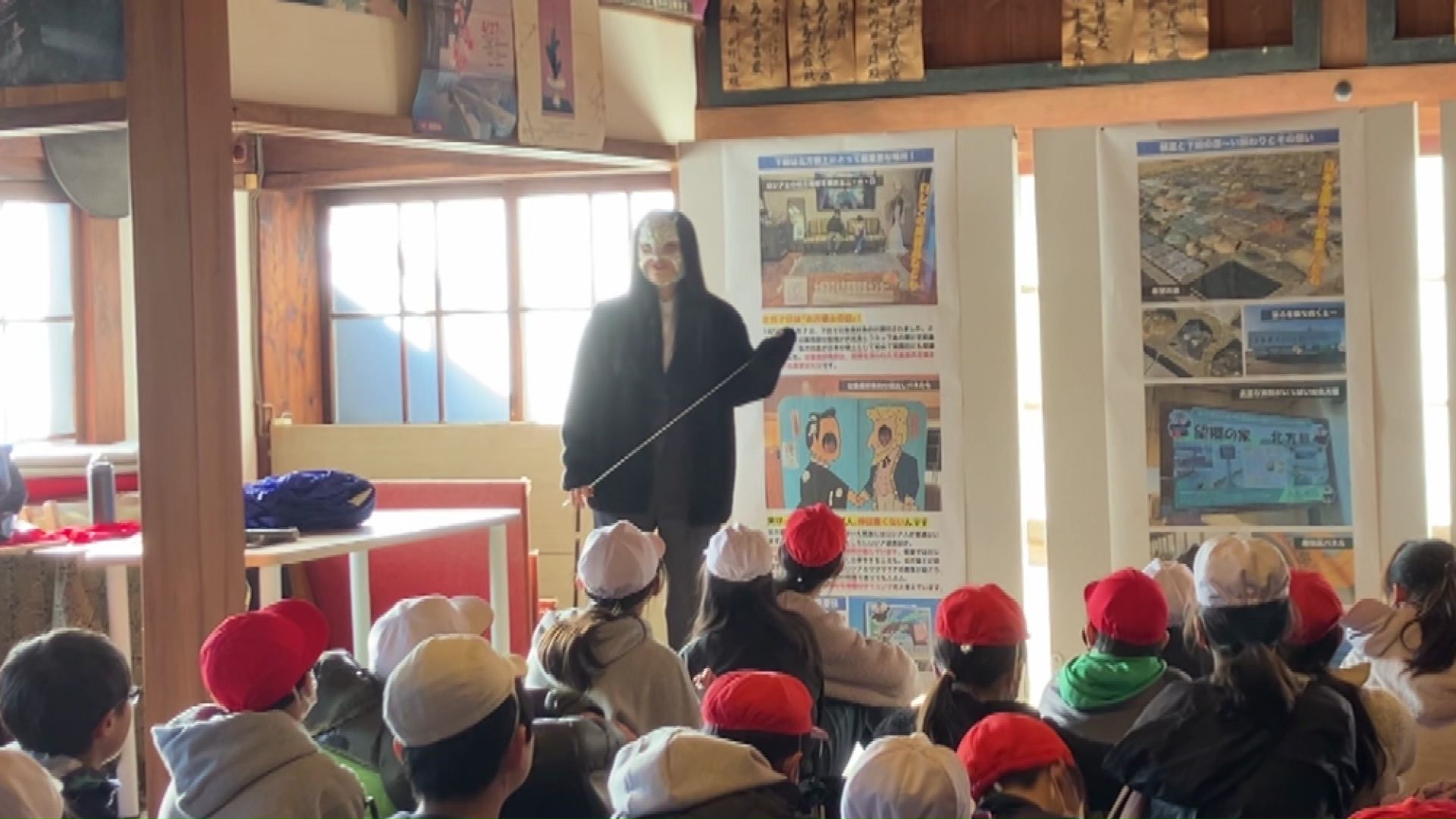 静岡県で、子どもたちに北方領土問題について講話する七星さん