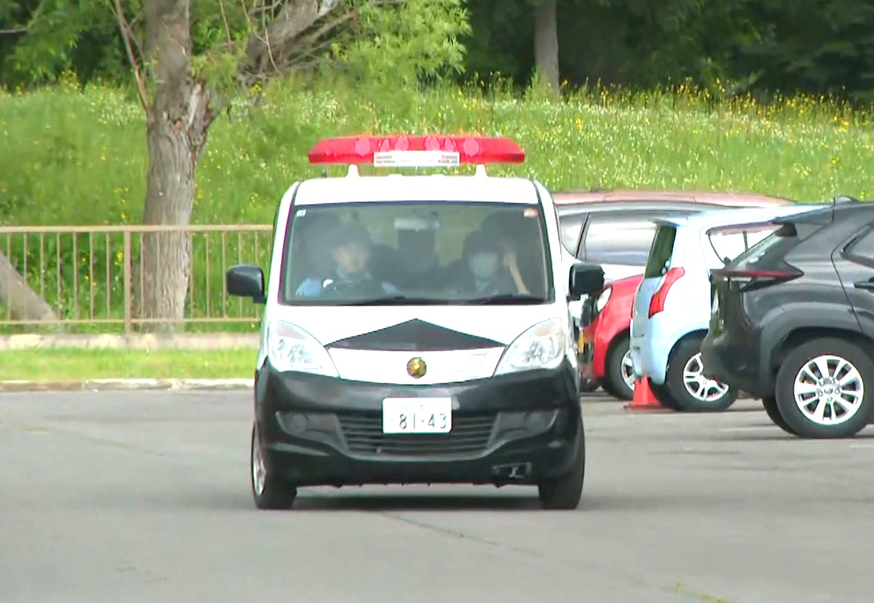 村山被告を乗せた警察車両