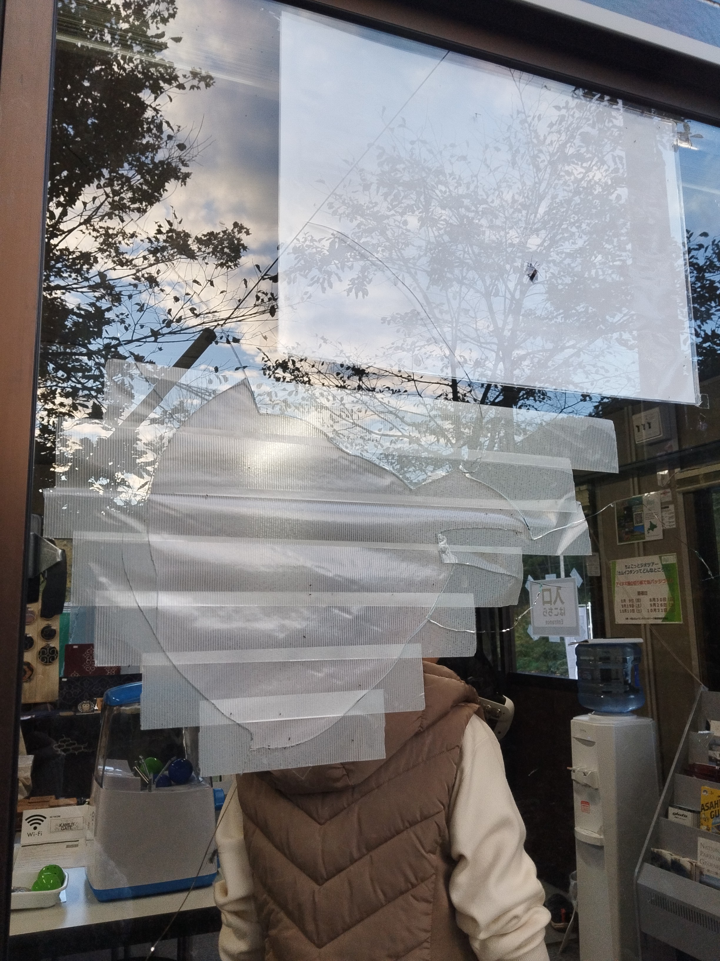 何者かに割られた「KAMUY GATE」の窓ガラス(提供:旭川市)