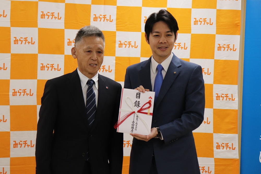 吉田社長から目録を手渡された鈴木知事