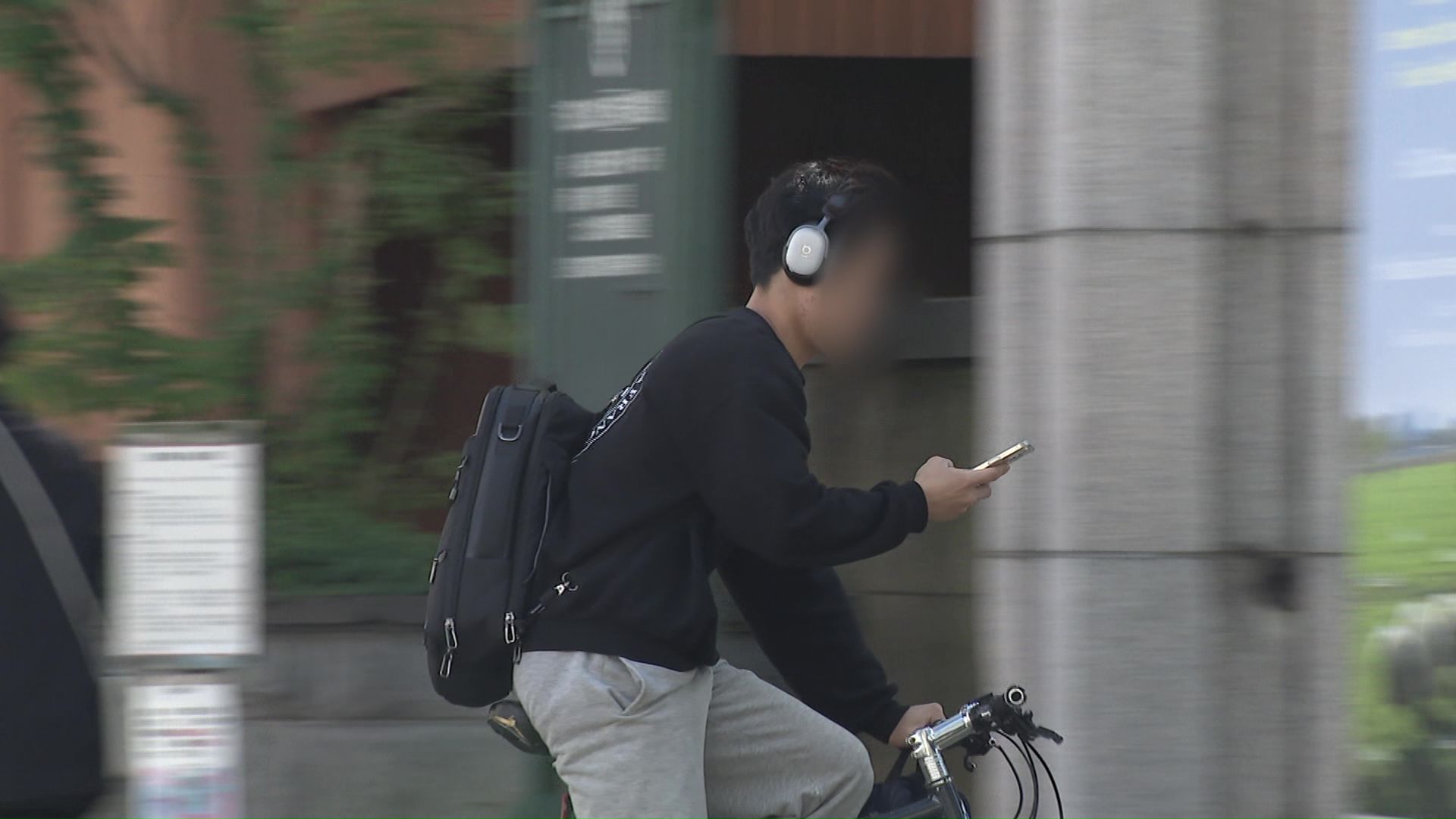 「ながらスマホ」は反則金1万2000円