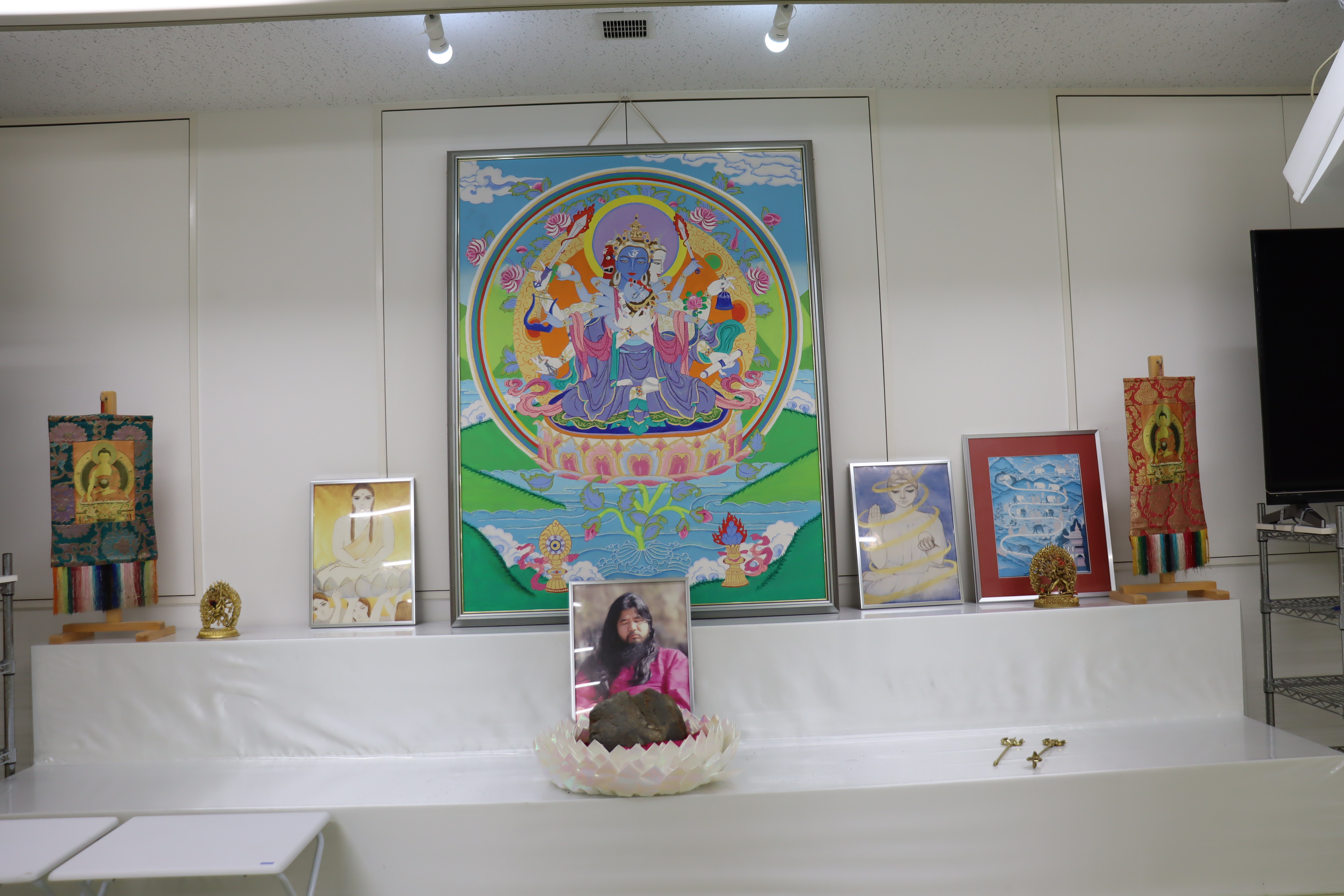 教祖だった男の写真や説法が収録された教材などを確認―オウム真理教の後継団体「アレフ」の札幌施設に公安調査庁が立ち入り検査＜北海道＞