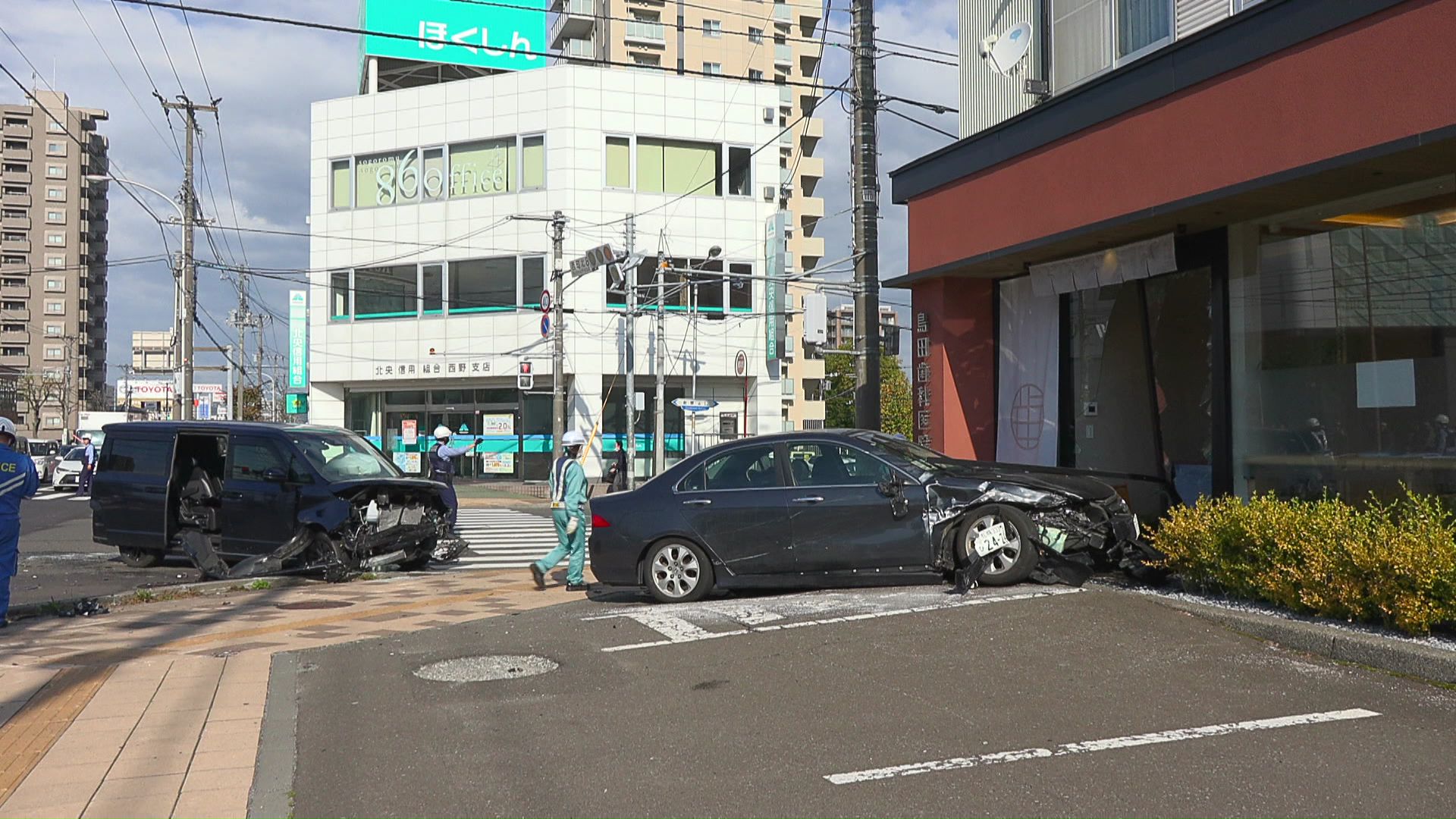 はずみで交差点付近の歯科医院に突っ込む（札幌市西区西町北8丁目）