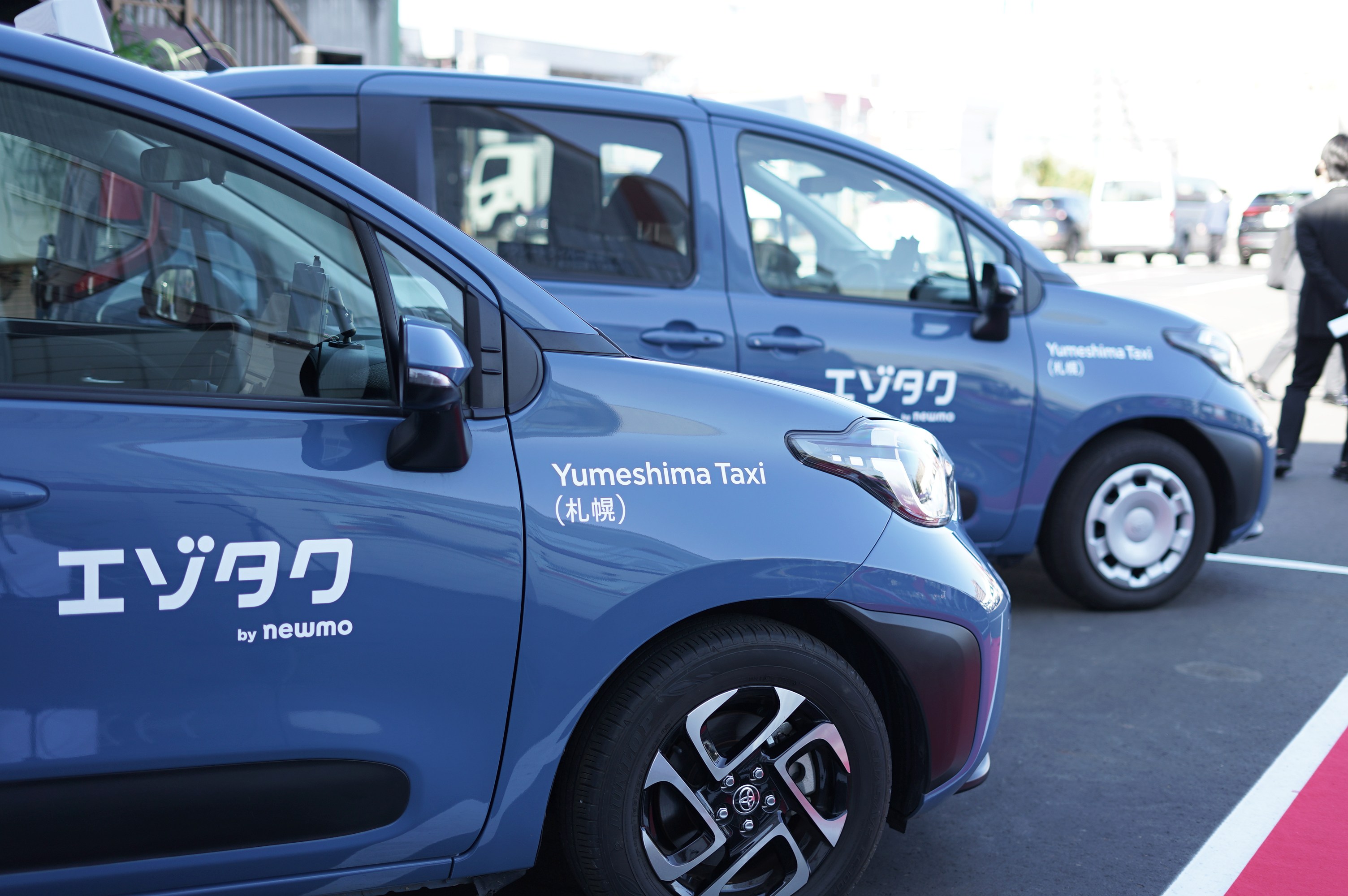 新タクシーブランド「エゾタク」の青い車両