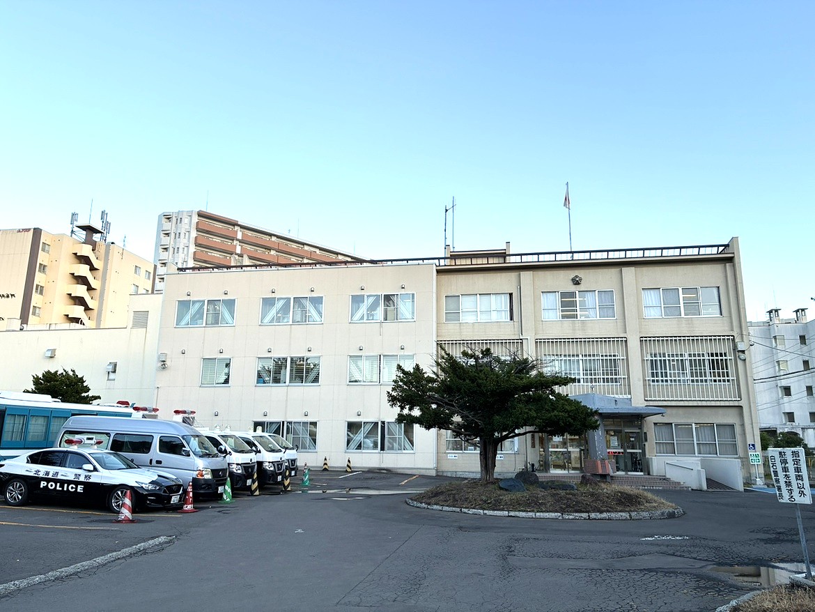 窃盗の疑いで会社員の男(44)を逮捕した北海道警白石署(札幌市)