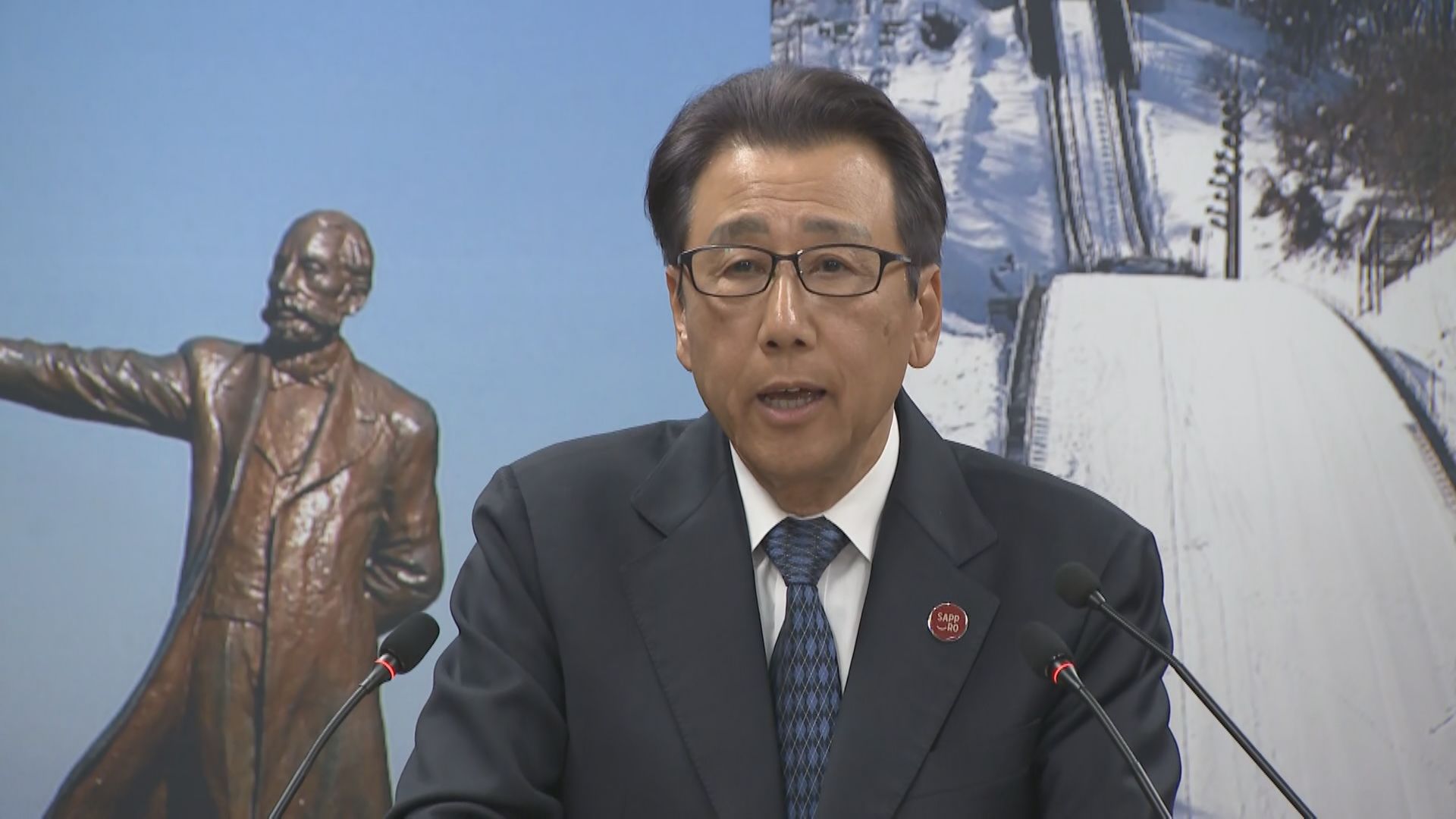 簗大臣の”予算カット”発言にコメントする秋元市長(7日午後3時ごろ)