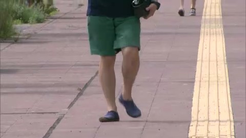 男性も肌を露出した脚の方が長く注視される結果に(資料)