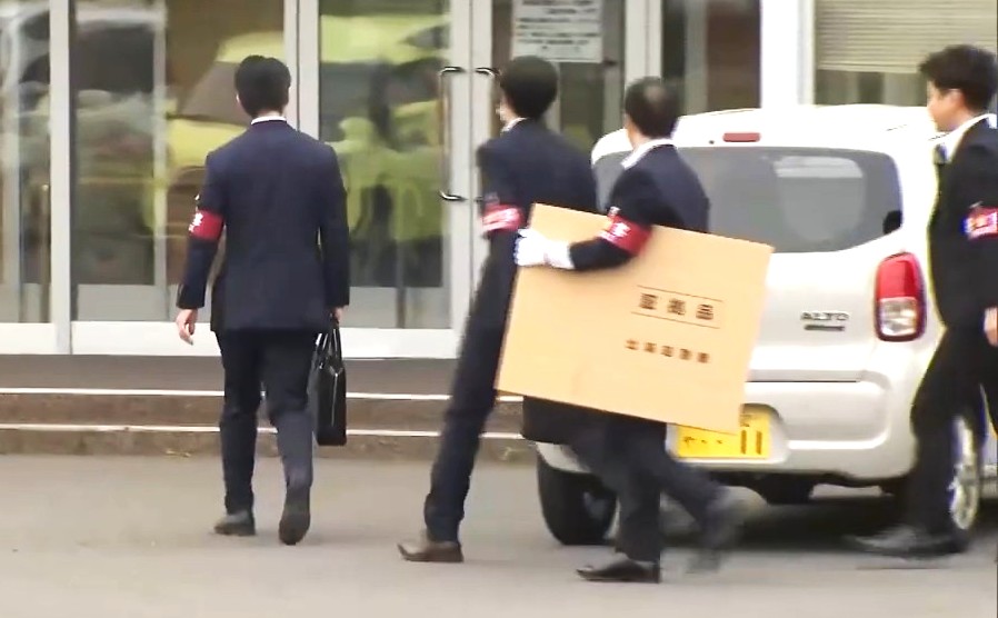 警察による「鶴が丘学園」への家宅捜索(5月)