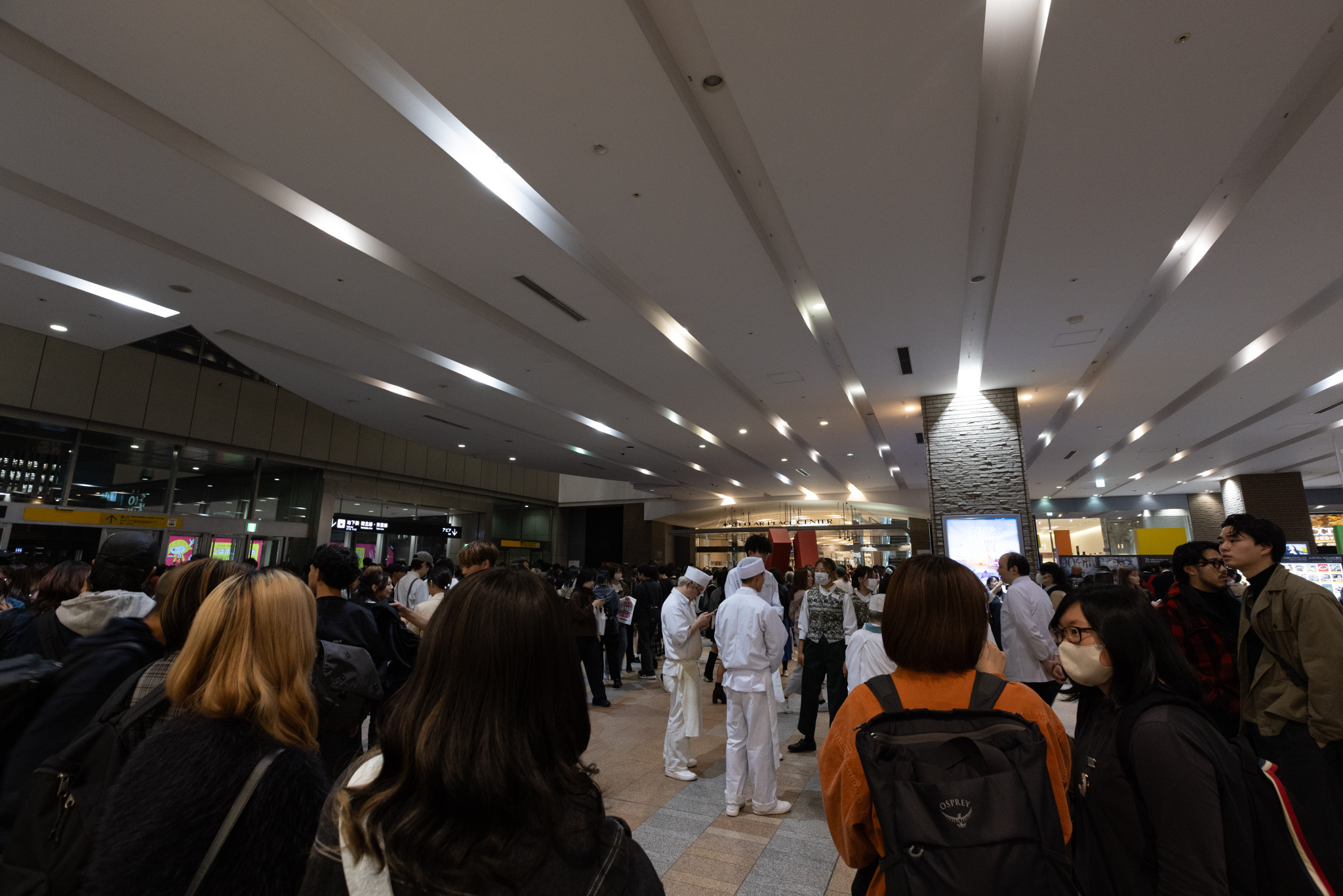 避難後の客らで混雑する札幌ステラプレイス前（撮影：視聴者）