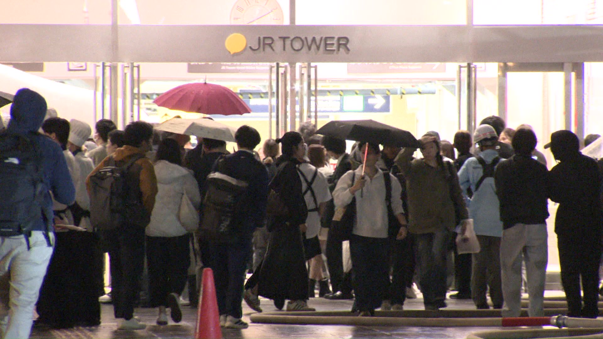 当時、700人から800人が建物から避難か