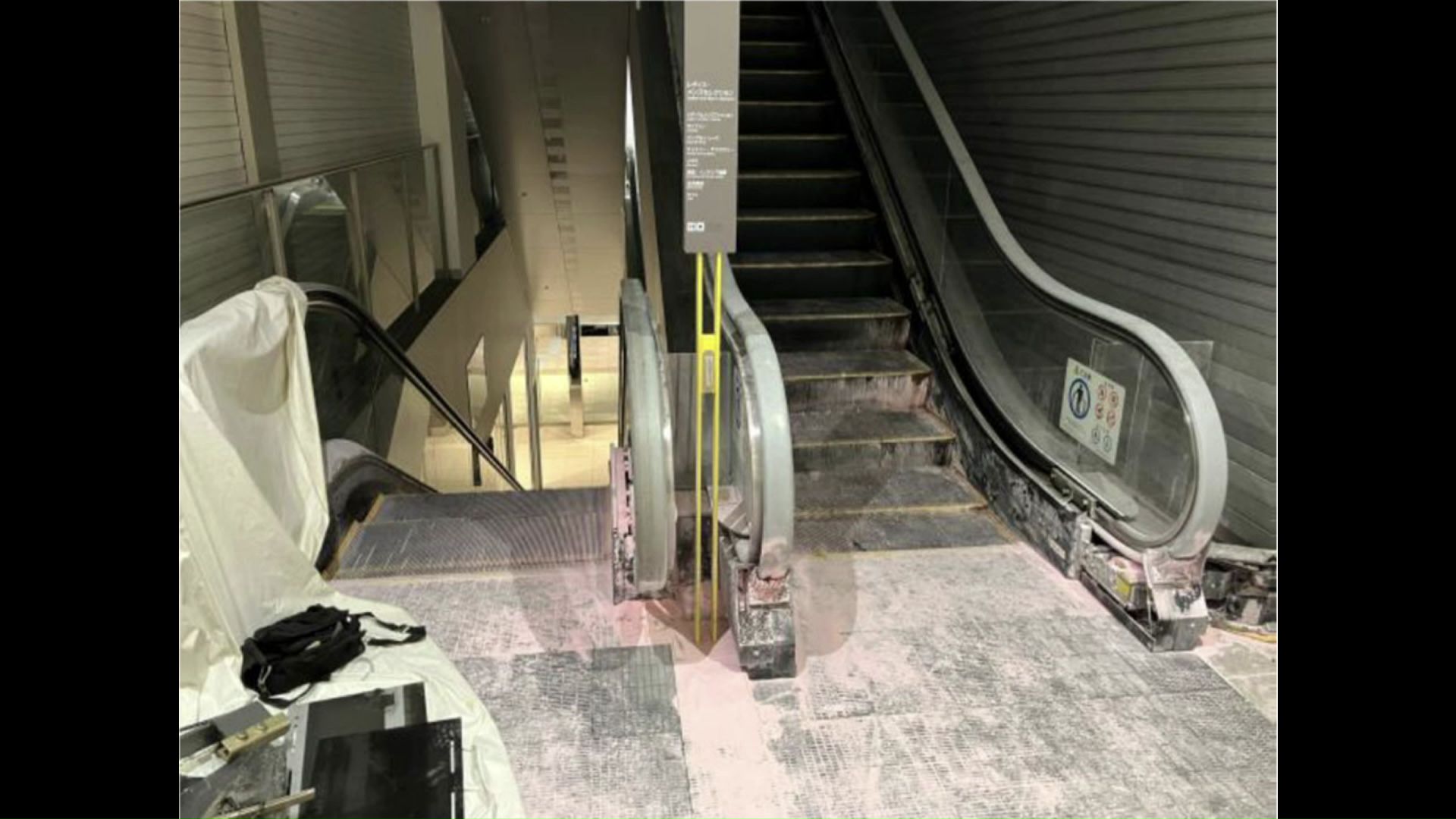 消火剤がまかれたエスカレーター（提供：札幌駅総合開発）