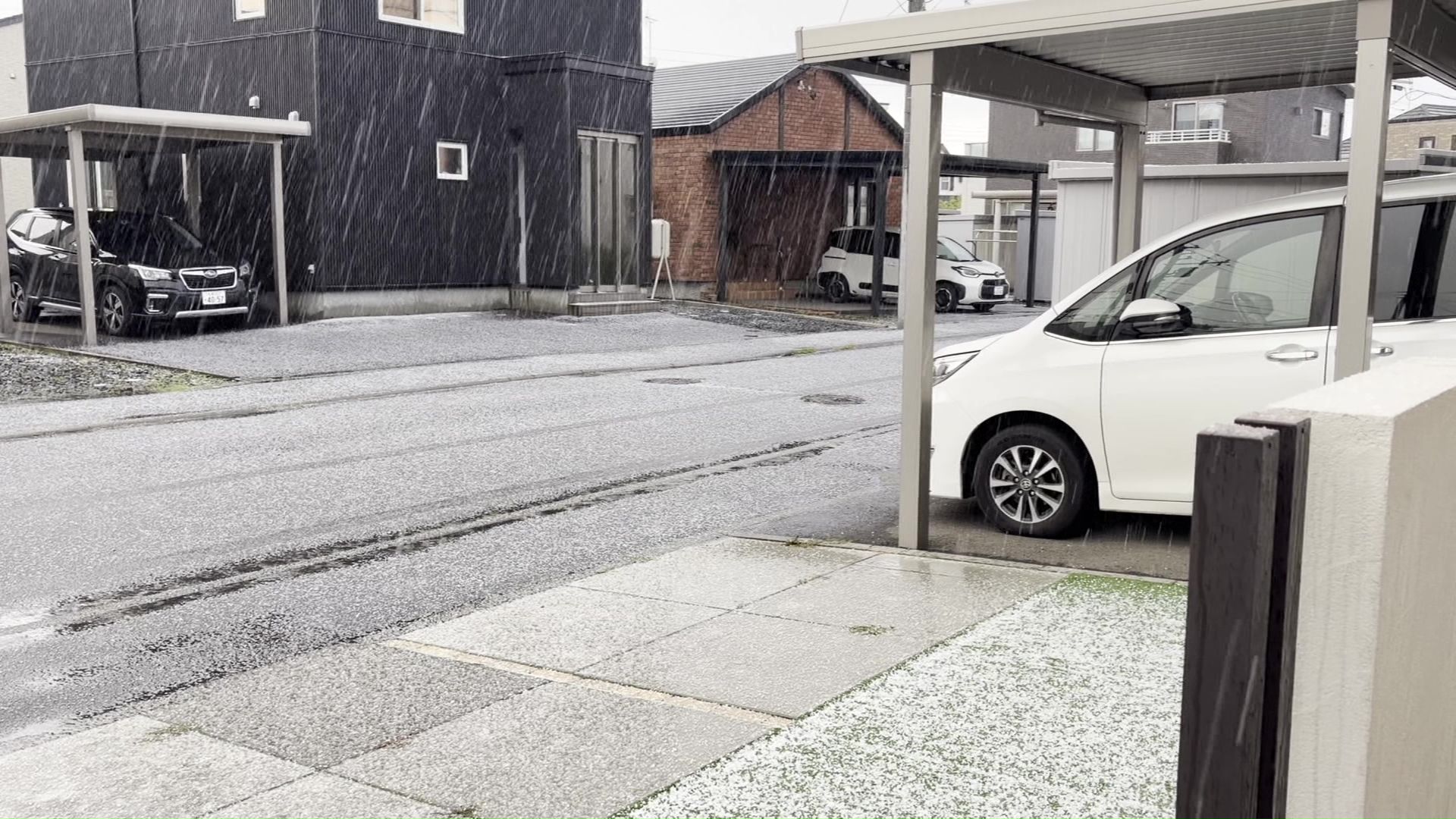 札幌市北区あいの里地区ではうっすらと雪が積もった