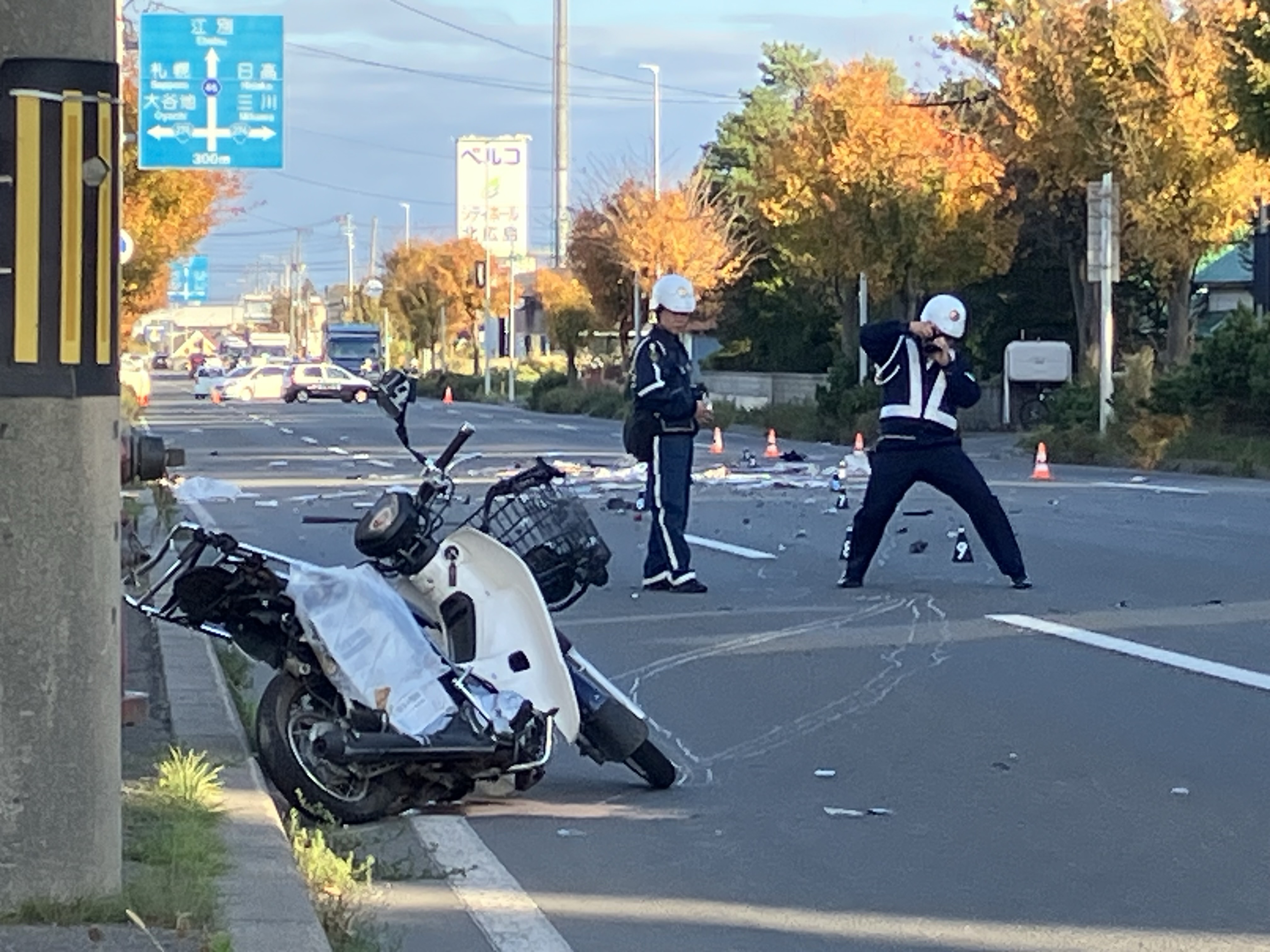 事故で大きく壊れたバイク 路上には破片が散乱〈北海道北広島市〉