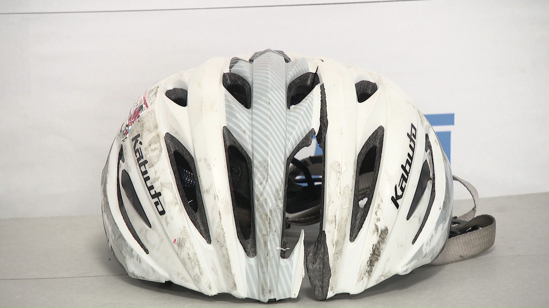 着用していたヘルメットに裂け目ができるほどの衝撃を受けていた