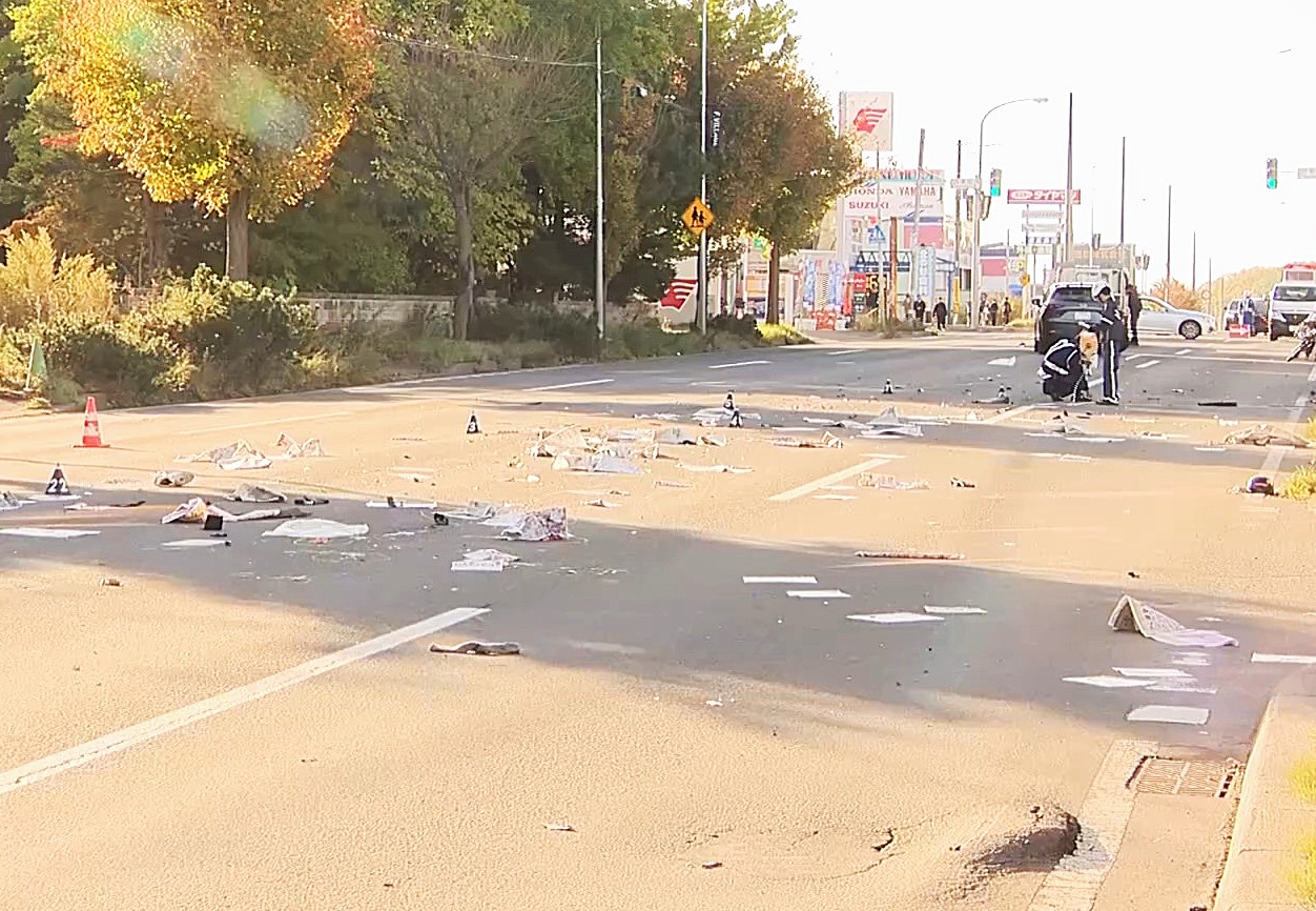 事故があった現場 路上には新聞紙が散乱