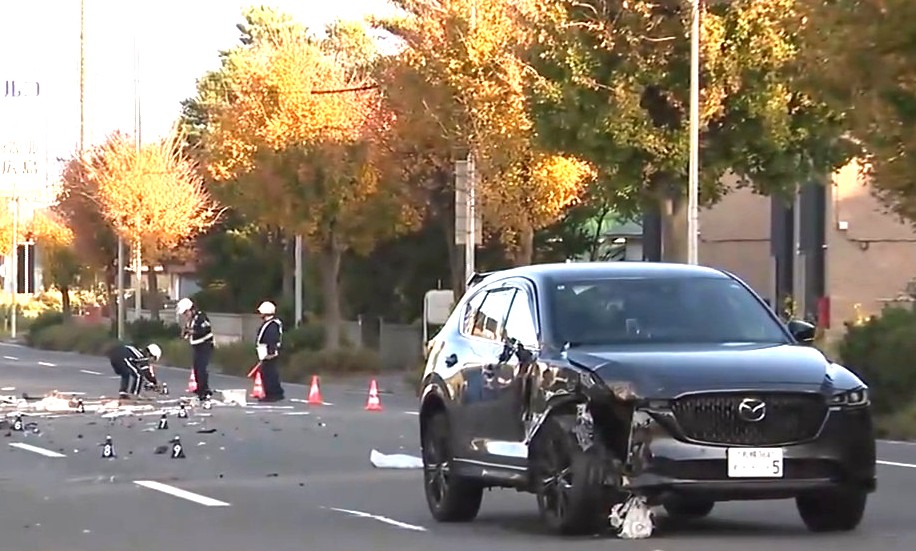 原付バイクに追突した乗用車