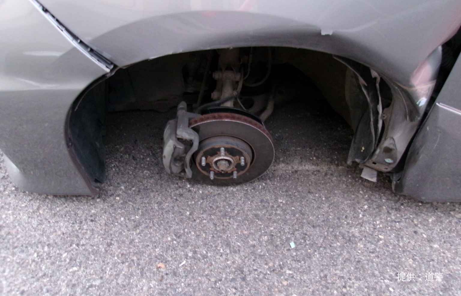 タイヤが外れた車(提供:北海道警)