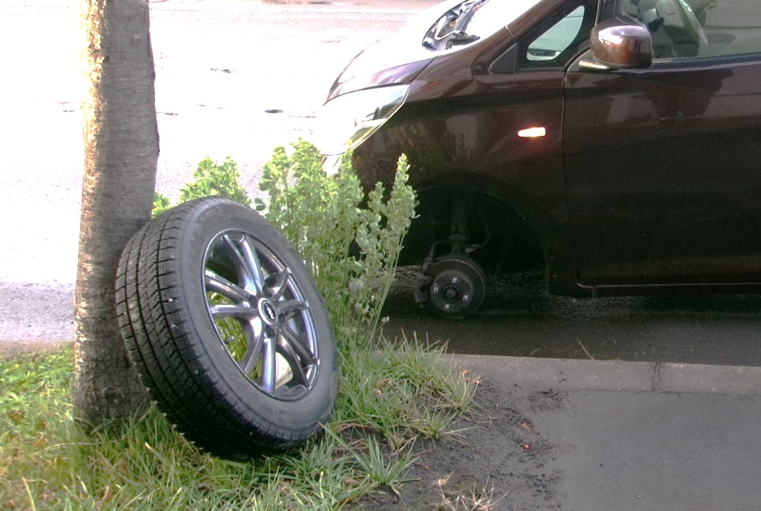 タイヤが脱落した車(提供:道警)