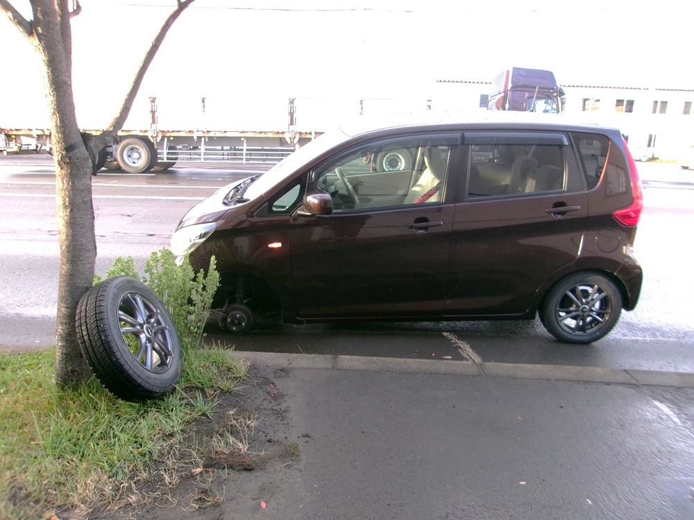 タイヤが脱落した車（提供：道警）
