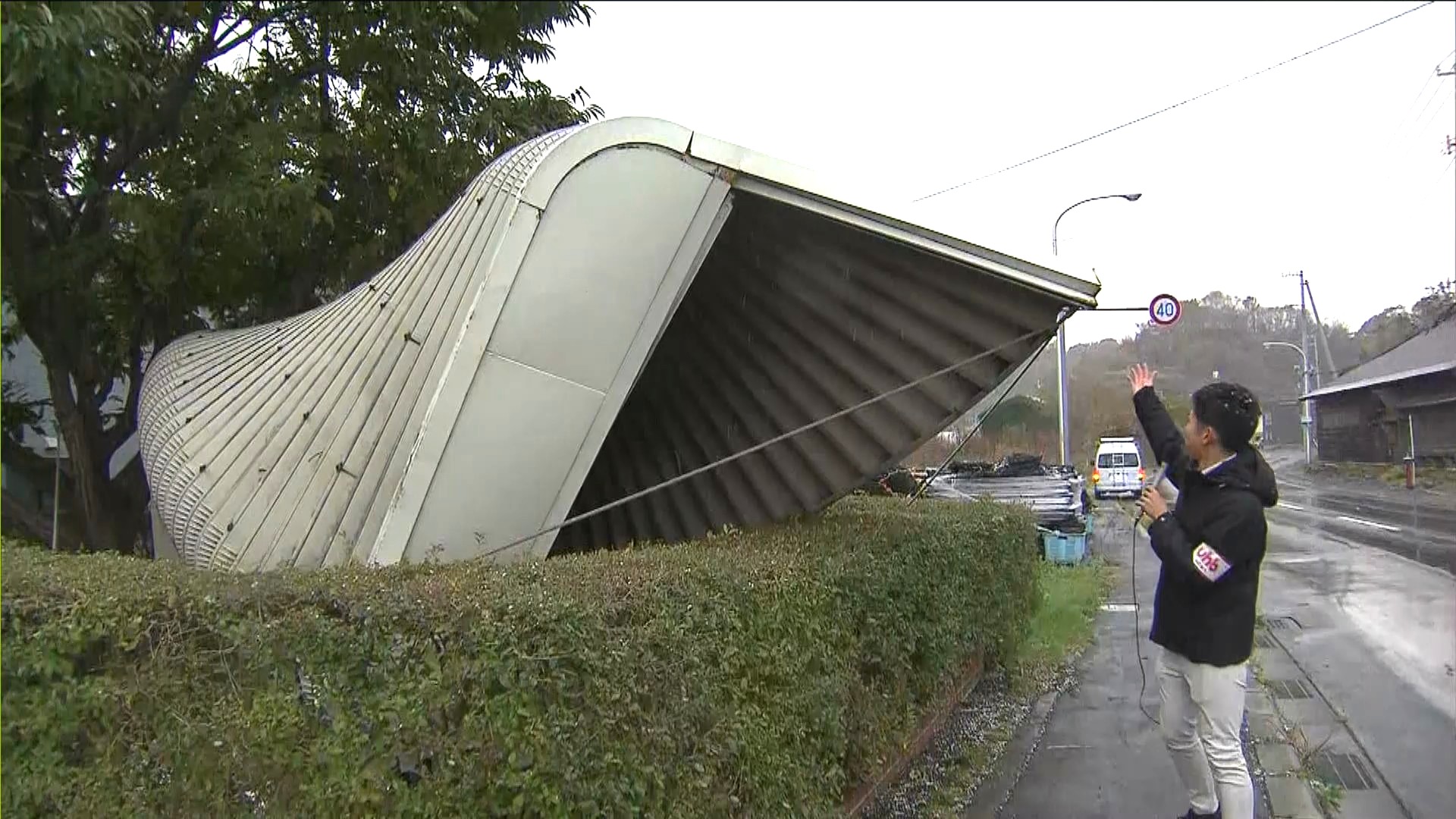 「車庫が突風で倒れた。2人が下敷きになった」車庫が