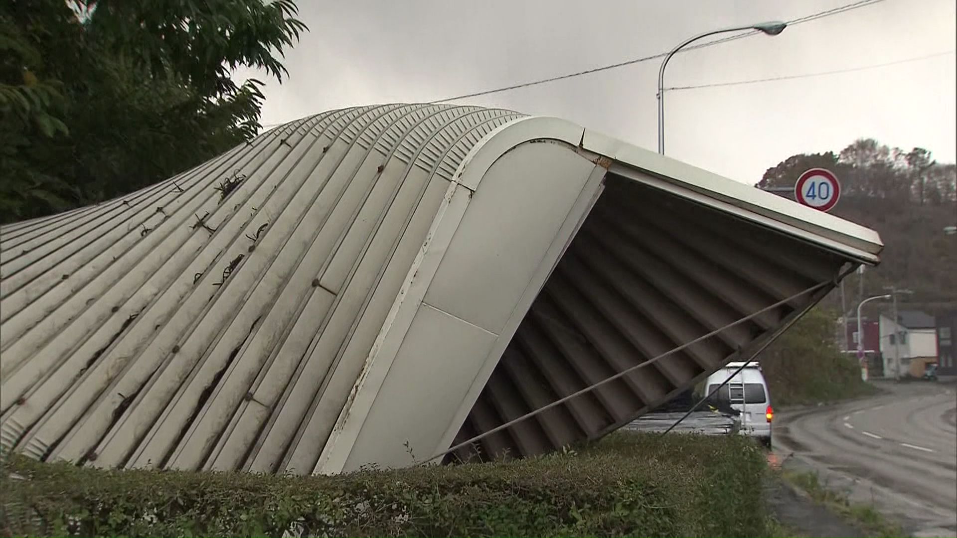 小樽市では車庫が横倒しに…