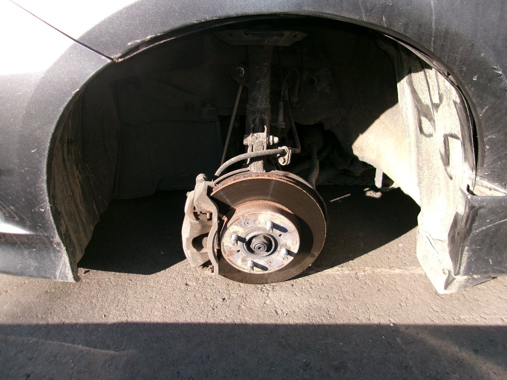 タイヤが脱落した車(提供:道警)