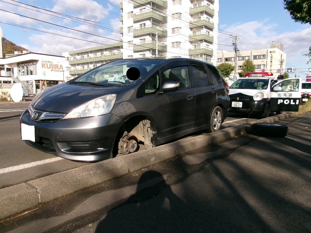 タイヤが脱落した車(提供:道警)