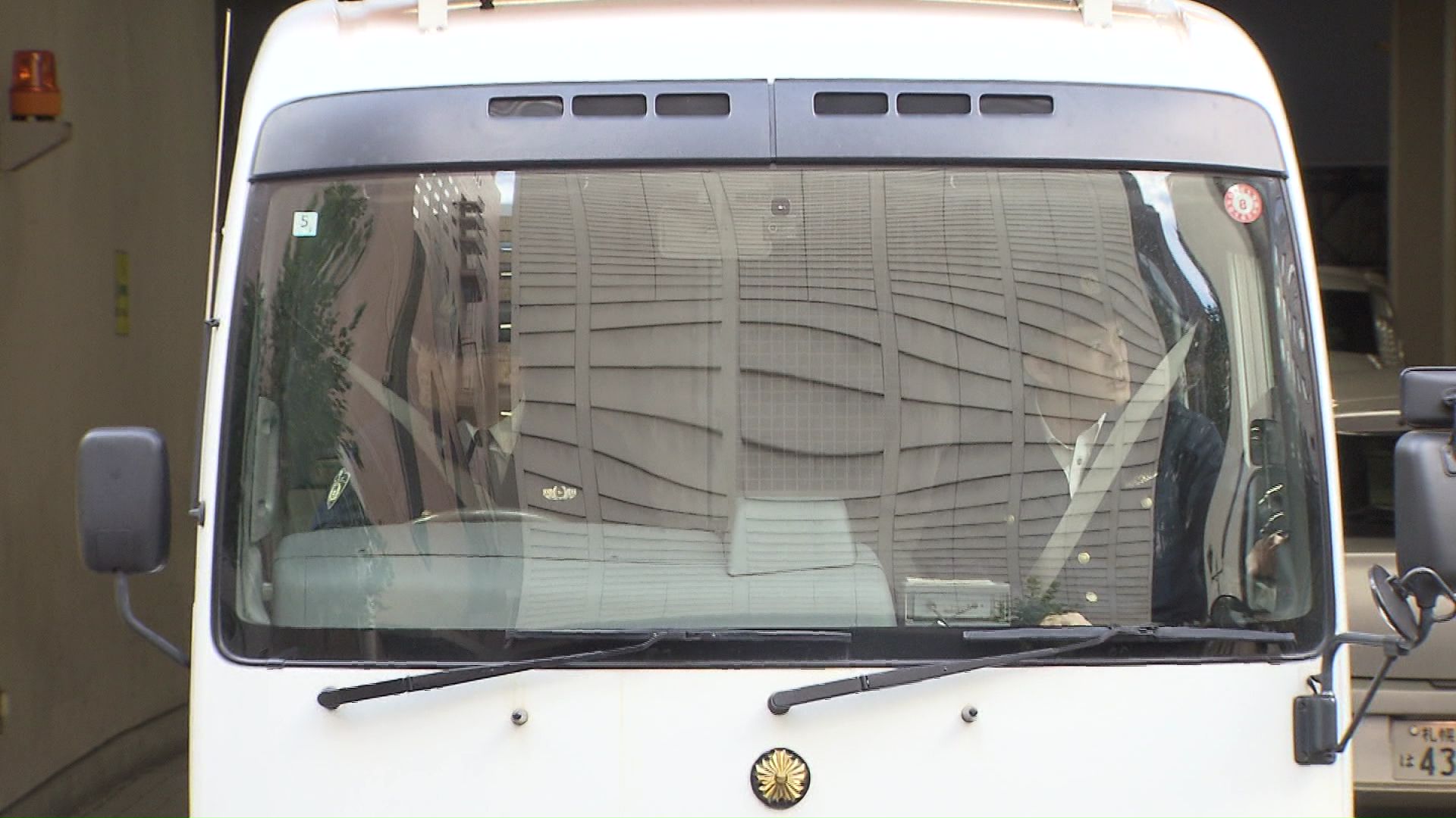 菅原容疑者を乗せた車両(10月30日 中央署)